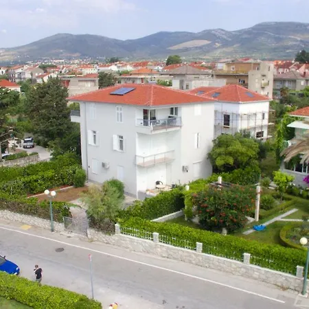 アパート Beachfront Don Kaštela