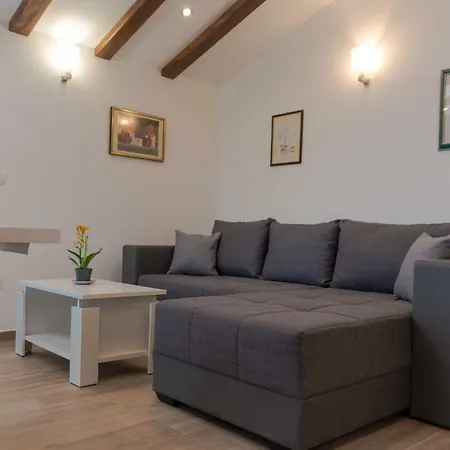 Apartment Beachfront Don Kastela