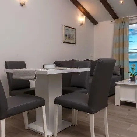 Apartment Beachfront Don Kastela
